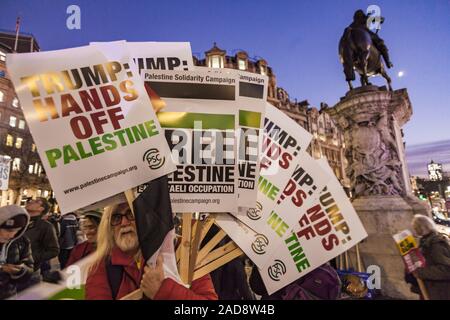 London, Greater London, UK. 3. Dezember, 2019. Demonstrant hält Anti-Trump Banner während einer Demonstration gegen den 70. Jahrestag der NATO-Gipfel in London gefeiert. Credit: Celestino Arce Lavin/ZUMA Draht/Alamy leben Nachrichten Stockfoto