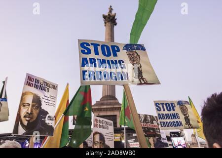 London, Greater London, UK. 3. Dezember, 2019. Anti-Erdogan Banner in Tragalfar square während einer Demonstration gegen den 70. Jahrestag der NATO-Gipfel in London gefeiert. Credit: Celestino Arce Lavin/ZUMA Draht/Alamy leben Nachrichten Stockfoto