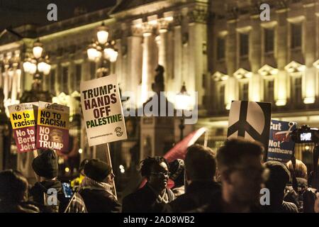 London, Greater London, UK. 3. Dezember, 2019. Die Demonstranten im Eingang des Buckingham Palace, halten Fahnen und Banner anti-Trumpf während einer Demonstration gegen den 70. Jahrestag der NATO-Gipfel in London gefeiert. Credit: Celestino Arce Lavin/ZUMA Draht/Alamy leben Nachrichten Stockfoto