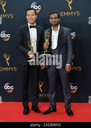 LOS ANGELES, Ca. September 18, 2016: Schauspieler Aziz Ansari & Alan Yang an der 68th Primetime Emmy Awards, die in den Microsoft Theatre L.A. Leben. © 2016 Paul Smith/Featureflash Stockfoto