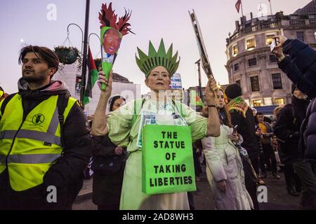 London, Greater London, UK. 3. Dezember, 2019. Frau mit Kostümen in Trafalgar Square während einer Demonstration gegen den 70. Jahrestag der NATO-Gipfel in London gefeiert. Credit: Celestino Arce Lavin/ZUMA Draht/Alamy leben Nachrichten Stockfoto