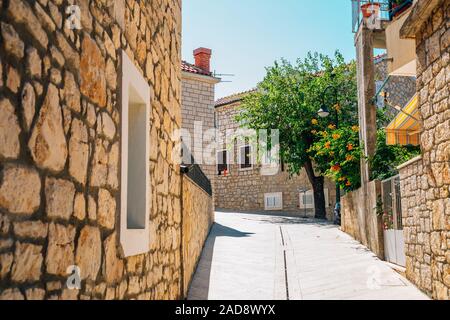 Primosten Altstadt Straße am Sommer, der in Kroatien Stockfoto