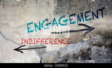 Wand Graffiti zu Engagement gegenüber Gleichgültigkeit Stockfoto