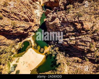 Ellery Creek Big Hole und Umgebung in die West MacDonnell Ranges in den entlegenen nördlichen Gebiet der Zentral Australien Stockfoto