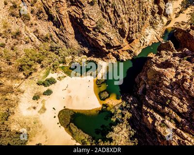 Ellery Creek Big Hole und Umgebung in die West MacDonnell Ranges in den entlegenen nördlichen Gebiet der Zentral Australien Stockfoto