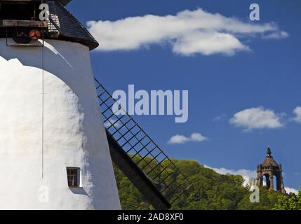 Wind Mill Maschmeyers Muehle mit Kaiser-Wilhelm-Denkmal, Porta Westfalica, Deutschland, Europa Stockfoto