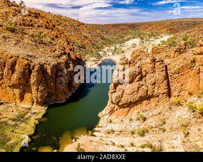 Glen Helen Gorge und die Umgebung von Glen Helen Lodge von einer Antenne Perspektive berücksichtigt. Northern Territory, Australien Stockfoto