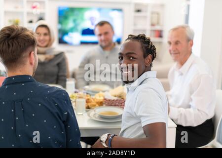 Schwarzer Mann iftar Abendessen mit der Familie genießen. Stockfoto