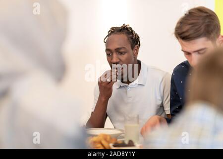 Schwarzer Mann iftar Abendessen mit der Familie genießen. Stockfoto