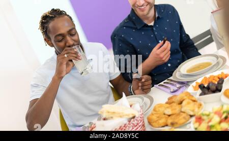 Schwarzer Mann iftar Abendessen mit der Familie genießen. Stockfoto