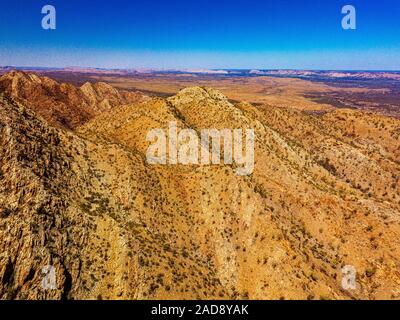 Luftaufnahme von Standley Chasm und den umliegenden West MacDonnell Ranges im abgelegenen Northern Territory nach einem Buschfeuer vor kurzem. Stockfoto