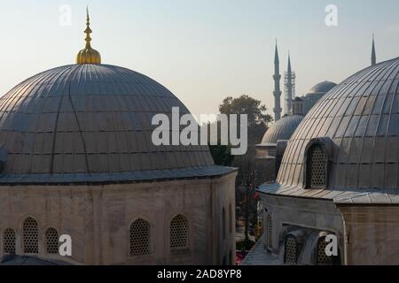 Istanbul, Türkei. November 18, 2019. Kuppeln der Hagia Sophia (Kirche der Heiligen Weisheit - Ayasofya). Blaue Moschee im Hintergrund Stockfoto