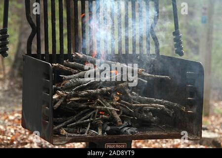 Holz Brennen auf dem Grill in einem Virginian State Park, USA. Stockfoto