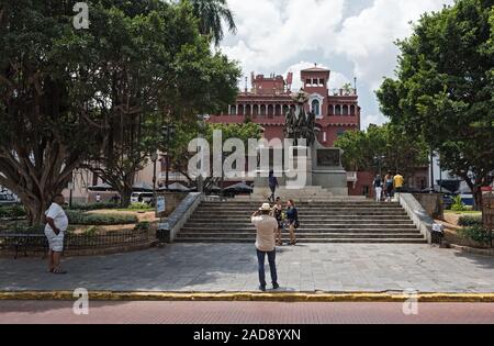 Touristen nehmen Bilder vor dem Simon Bolivar Denkmal in der Casco Viejo Panama City Stockfoto