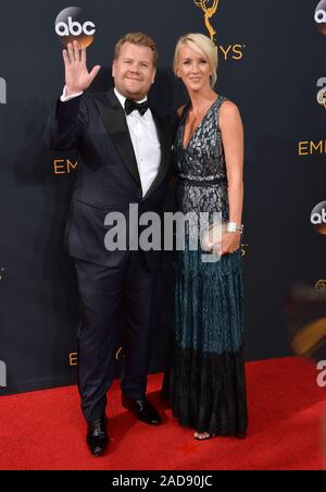 LOS ANGELES, Ca. September 18, 2016: Schauspieler/TV-Talkshow host James Corden & Frau Julia Carey an der 68th Primetime Emmy Awards, die in den Microsoft Theatre L.A. Leben. © 2016 Paul Smith/Featureflash Stockfoto