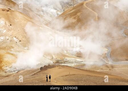 Leute, die sich für die hohe Temperatur bereich Hveradalir, Kerlingarfjoell, Highlands, Island, Europa Stockfoto