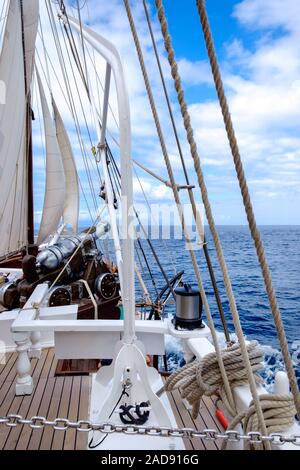 Segelboot Bogen mit alle Seile, Segel und Segelboot Kanone Stockfoto
