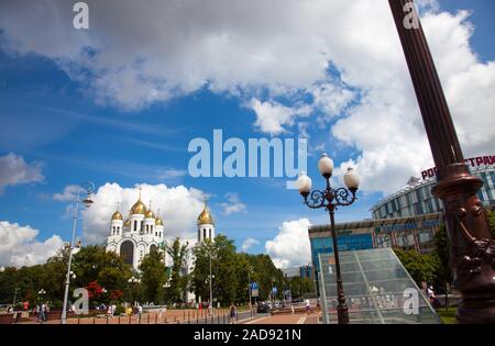 Blick auf den Platz des Sieges (Ploschtschad Pobedy) und die Kathedrale von Christus dem Erlöser. Kaliningrad's cit Stockfoto