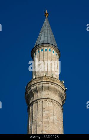 Istanbul, Türkei. November 18, 2019. Minarett der Hagia Sophia (Kirche der Heiligen Weisheit - Ayasofya) Stockfoto