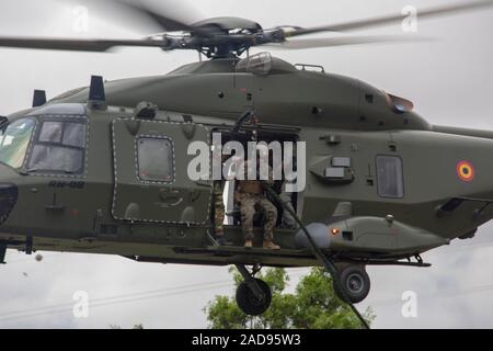 Ein US-Marine mit speziellen Zweck Marine Air-Ground Task Force-Crisis Response-Africa 20.1, Marine Kräfte in Europa und in Afrika, bereitet die Schnell-Seil von einem Belgischen Armee Eurocopter NH90 mit der 1 Flügel Mobile Air Operation Team während einer Übung in Libreville, Gabun, Nov. 20, 2019. SPMAGTF-CR-AF ist eingesetzt Krise - Reaktion und Theater zu leiten - Security Operations in Afrika und die Förderung der regionalen Stabilität durch die Durchführung von militärischen Übungen in ganz Europa und Afrika. (U.S. Marine Corps Foto von Cpl. Kenny Gomez) Stockfoto