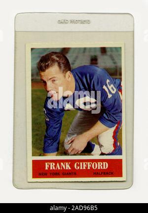 Vintage Football Card von Frank Gifford war ein Läufer mit der Neuen Y. ork Riesen der NFL durch Philadelphia Gummi im Jahr 1964 herausgegeben. Gifford arbeitete später als Sendeanstalt. Stockfoto