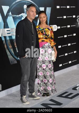 LOS ANGELES, Ca. September 28, 2016: Thandie Newton & Mann Ol Parker im Los Angeles Premiere der neuen HBO-drama Serie "Westworld" an der TCL Chinese Theater, Hollywood. © 2016 Paul Smith/Featureflash Stockfoto