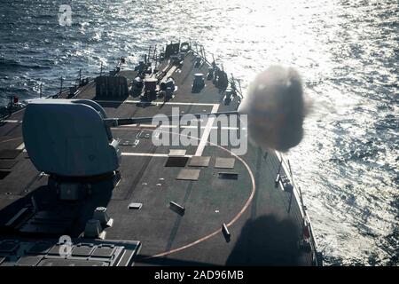 190918-N-BM 428-0064 ÄRMELKANAL (Sept. 18, 2019) Die Marke 45 5-inch gun auf dem Vorschiff der Arleigh-Burke-Klasse geführte Anti-raketen-Zerstörer USS Donald Cook (DDG75) Brände während einer Live-fire Schießwesen Übung im Rahmen des Flag Officer Sea Training (fost), Sept. 18, 2019. FOST ist eine dreiwöchige Übung unter der Leitung der Royal Navy, dass Tests warfighting Fähigkeit des Schiffes. Donald Cook, vorwärts zu Rota, Spanien eingesetzt, ist auf seiner neunten Patrouille in den USA 6 Flotte Bereich der Maßnahmen zur Unterstützung der US-amerikanischen nationalen Sicherheitsinteressen in Europa und Afrika. (U.S. Marine Foto von Massenkommunikation Speciali Stockfoto