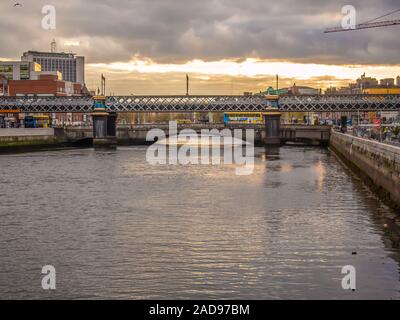 Liffey River in der Nähe von Customs House Quay, Dublin. Stockfoto