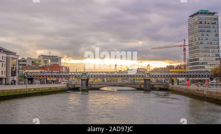 Liffey River in der Nähe von Customs House Quay, Dublin. Stockfoto