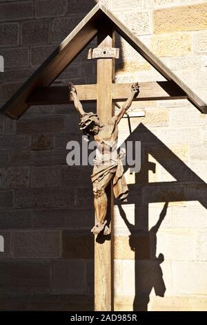 Kreuz vor der Kirche Sankt Vincent, Menden, Nordrhein-Westfalen, Deutschland, Europa Stockfoto