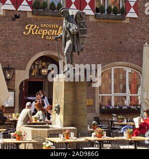 Bürgersteig Restaurant und Kiepenkerl Statue, Münster, Nordrhein-Westfalen, Deutschland, Europa Stockfoto