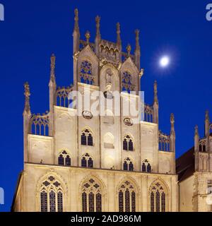 Rathaus am historischen wichtigsten Marktplatz mit Mond am Abend, Münster, Deutschland, Europa Stockfoto