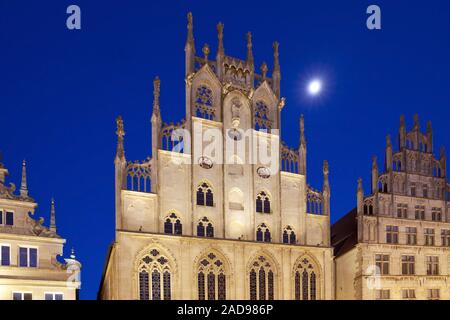 Rathaus am historischen wichtigsten Marktplatz mit Mond am Abend, Münster, Deutschland, Europa Stockfoto