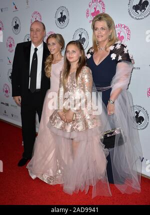 BEVERLY HILLS, Ca. Oktober 8, 2016: Nancy Davis & Ken Rickel & Mariella Rickel & Isabella Rickel an den 2016 Karussell der Hoffnung Kugel im Beverly Hilton Hotel. © 2016 Paul Smith/Featureflash Stockfoto