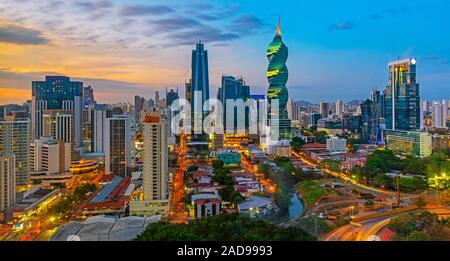 Die bunten Panoramablick auf die Skyline von Panama City bei Sonnenuntergang mit hohen Wolkenkratzern, Panama, Mittelamerika.