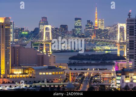 Tokyo Tower mit Rainbow Bridge Sonnenuntergang Stockfoto