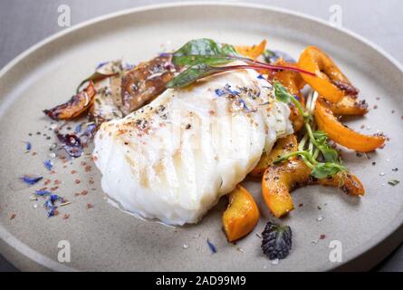 Gebratene Dänische skrei Kabeljau Fisch Filet mit Kürbis Stockfoto