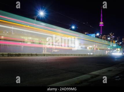 CN Tower mit langen Belichtung heller Trail bei Nacht - Toronto, Ontario, Kanada zeigt moderne futuristischen Stadt Stockfoto