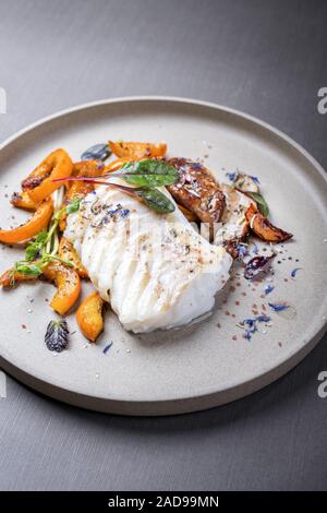Gebratene Dänische skrei Kabeljau Fisch Filet mit Kürbis Stockfoto