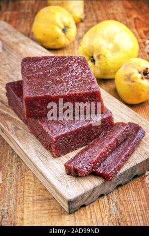 Traditionelle spanische Dulce de Membrillo wie Obst Brot mit Quitten als Closeup auf einem Holztisch Stockfoto