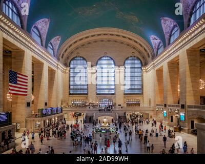 Pendler und Touristen über im Grand Central Terminal in New York City, New York City, NY, USA verschieben Stockfoto