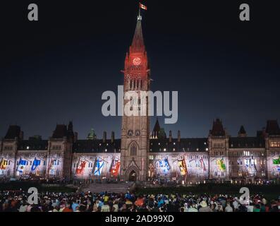 Northern Lights - Licht und Ton Show mit Masse an Parliament Hill in Ottawa, Ontario, Kanada, an der blauen Stunde Stockfoto