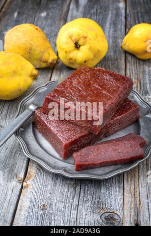 Traditionelle spanische Dulce de Membrillo wie Obst Brot mit Quitten als Closeup auf einem Zinnteller Stockfoto