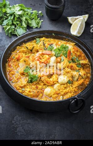 Traditionelle portugiesische Arroz con almejas caldoso mit Garnelen und ruhig wie closeup in einem gusseisernen Topf Stockfoto