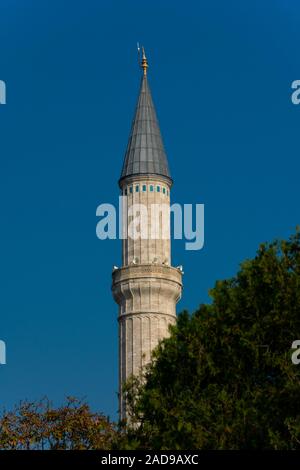 Istanbul, Türkei. November 18, 2019. Minarett der Hagia Sophia (Kirche der Heiligen Weisheit - Ayasofya) Stockfoto