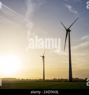 Power Energy Mühle Windenergieanlage auf einem Feld von Weizen Stockfoto