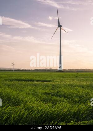 Power Energy Mühle Windenergieanlage auf einem Feld von Weizen Stockfoto