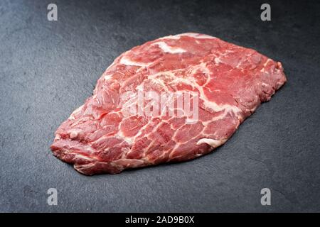 Raw wagyu Petite zartes Steak angeboten als Draufsicht auf einem schwarzen Brett Stockfoto