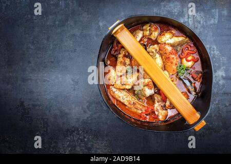 Traditionelle Französische Bouillabaisse mit Garnelen Stockfoto