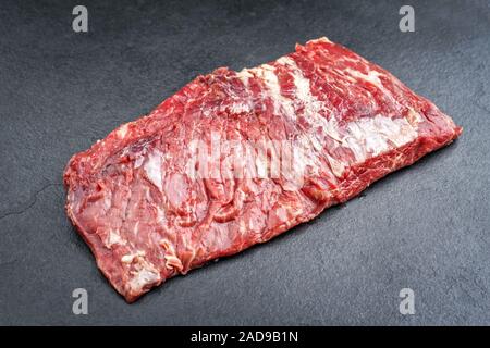 Raw wagyu Bavette de flanchet Steak als Draufsicht auf einem schwarzen Brett angeboten Stockfoto